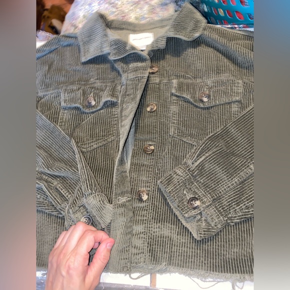 American Eagle cropped green corduroy shirt in women’s size XS. - Picture 3 of 5